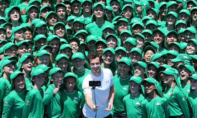 Murray Selfie Bareng `Ballkids` setelah Gagal di Final Melbourne